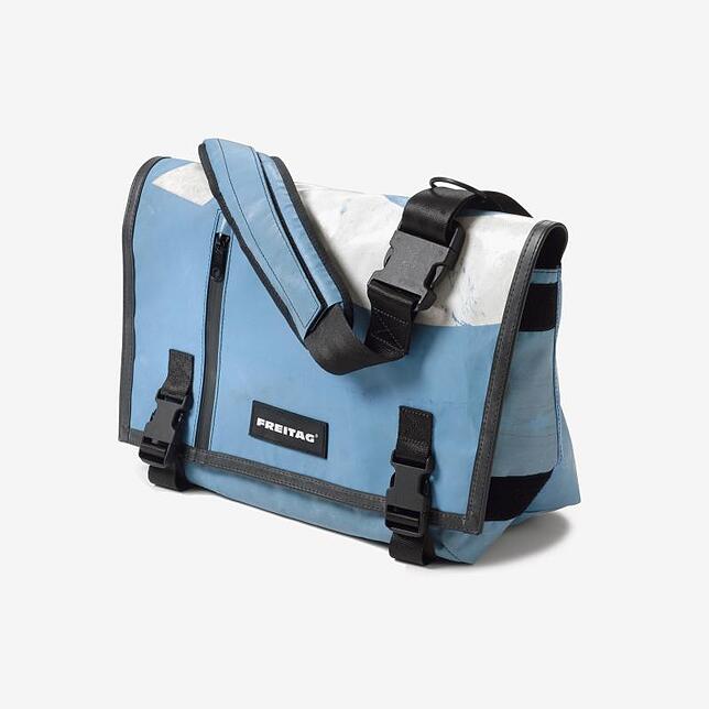 Freitag „Messenger Bag“: 1993 kam den Brüdern Daniel und Markus Freitag eine abgefahrene Idee. Aus einer ausrangierten Lkw-Plane, die ...