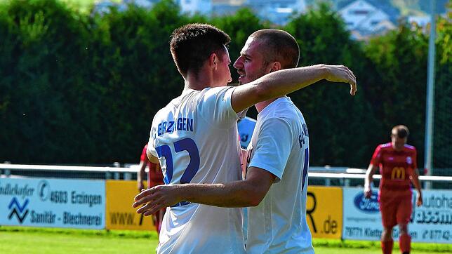 Geschenke unter Stürmern beim FC Erzingen: Bruno Golic (links) ermöglichte seinem Offensivpartner Shaban Limani mit einem ...
