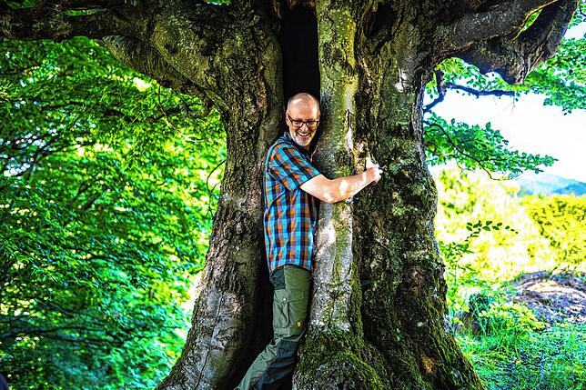 Bäume umarmen: So inszeniert sich Peter Wohleben, ehemaliger Förster, der inzwischen eine Wald-Akademie betreibt und erfolgreich Bücher ...
