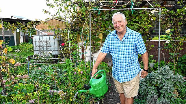 Gießen ist in diesen heißen Tagen die Dauerbeschäftigung für alle, die einen Garten haben: Josef Jäger, Schriftführer beim ...