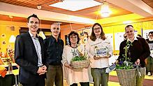 Die beliebte Kindergartenleiterin Gabriele Hirt (Mitte) geht in den Ruhestand. Bürgermeister Christian Wörpel (von links), Hans-Jürgen ...