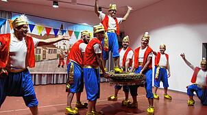 In stilechter Verkleidung und mit einem fliegenden Teppich: Die gutgelaunte Ranzengarde präsentiert sich beim Bürgerball als „S‘Alaidin‘s“.