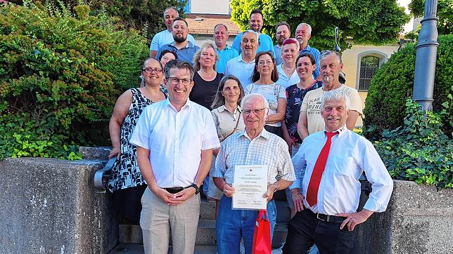 Viel Blutspender kommen zu ihrer Ehrung, die von Bürgermeister Ralph Gerster (vorne links) und Andreas Kees, Vorsitzender des ...