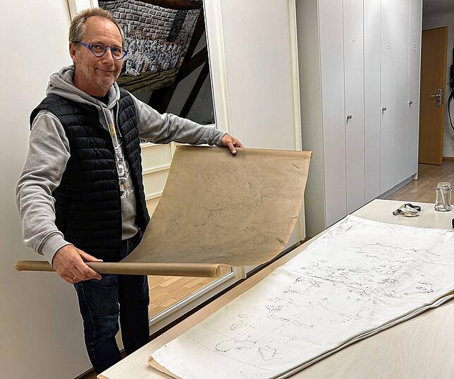 Häsmaler Hans-Jörg Voggenreiter erklärt den Prozess der Bemalung des Narro-Häs.