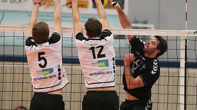 Beim letzten Derby in Radolfzell gewannen die Gäste vom TSV Mimmenhausen (links im Bild Tobias Steibl, Mitte Christian Pampel) im Januar ...
