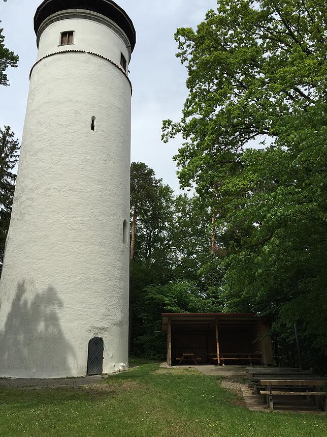 Der Grillplatz am Aussichtsturm Hohenbodman.
