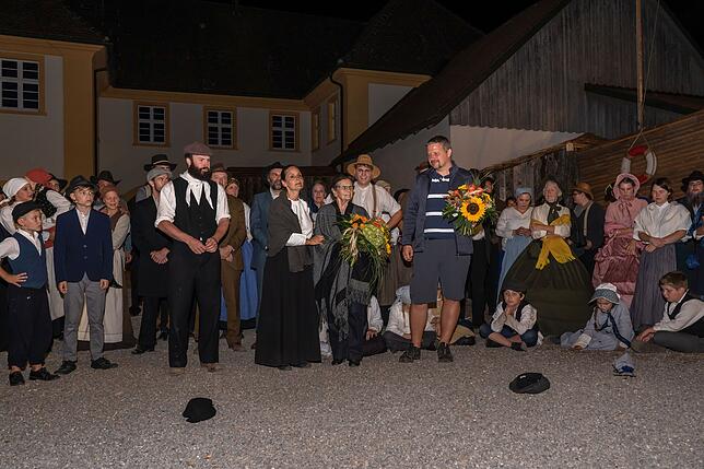 Dank und Wehmut bei stehendem Applaus des Publikums gab es bei der letzten Aufführung der Freilichtspiele in Riedern (von links): Lukas ...
