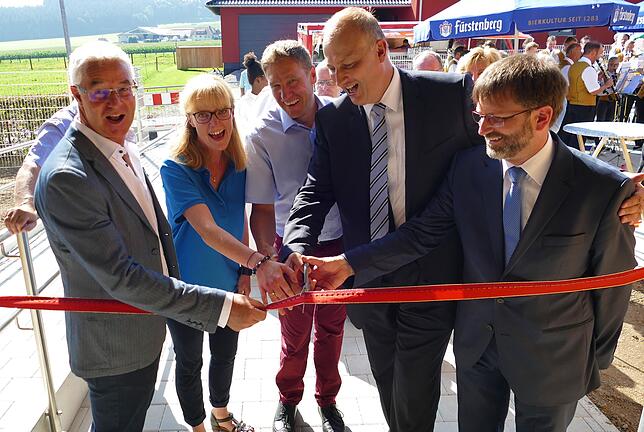 Bauplaner Bernhard Streit (von links), Kita-Leiterin Sabrina Haberland, Ortsvorsteher Christoph Martin, Bürgermeister Michael Kollmeier ...