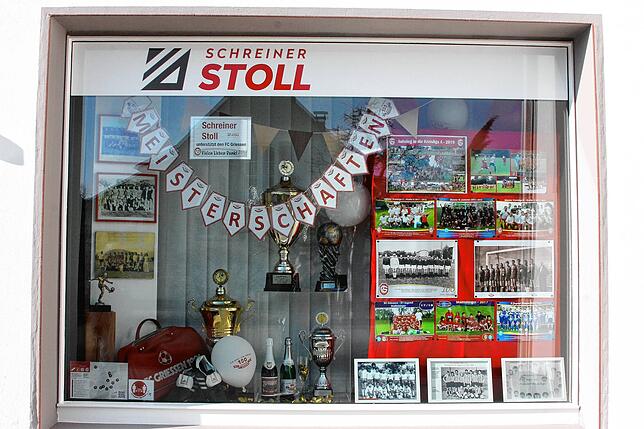 Triumphe: An Meisterschaften und Pokalsiege wird im Schaufenster der Schreinerei Stoll erinnert.