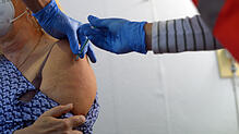 Dieses Bild zeigt eine Impfung gegen das Coronavirus im Kreisimpfzentrum Friedrichshafen. Dort fanden seit Anfang September bereits rund ...