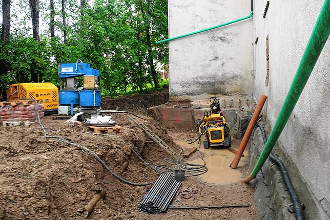 Das Fundament wird im Chorbereich mit Spritzbeton gesichert.
