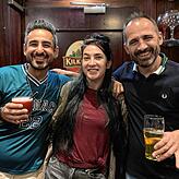 Von links: Hamidreza Mahmoud, Daniela Curut und Ferit Gashi feiern ihre Verabschiedung aus dem Shamrock.