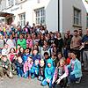 Ein Projektchor, der Kinderchor, Sängerinnen des früheren Kinderchores, zehn Musiker des Musikvereins Orsingen und Komponist Thomas ...