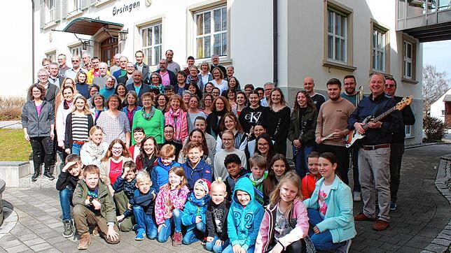 Ein Projektchor, der Kinderchor, Sängerinnen des früheren Kinderchores, zehn Musiker des Musikvereins Orsingen und Komponist Thomas ...
