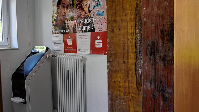 Die SB-Filiale der Sparkasse in Berau eine Woche nach dem Anschlag auf den Geldautomaten. Wo das Gerät installiert war, ist jetzt eine ...