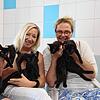 Julia Schuhwerk, Andrea Mertens und Julia Bierbach (von links) zeigen ein paar der vielen jungen Katzen, die derzeit im Radolfzeller ...