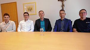 Stehen dem SÜDKURIER am Freitag, 4. April, Rede und Antwort zu den Trinkwassersorgen der Bürger: Patrick Gaus von Aquavilla (von links), ...