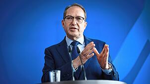 Alexander Dobrindt (CSU), Bundesinnenminister, äußert sich bei einer Pressekonferenz. (Archivbild)