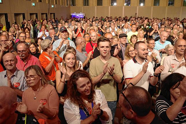 1000 begeisterte Besucher kamen nach Markelfingen in die Markolfhalle für das Benefiz-Konzert der Big Band der Bundeswehr.