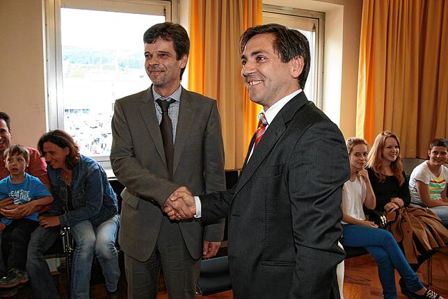Robert Ernecker (rechts), der als einziger Mitbewerber im zweiten Wahlgang nochmals angetreten und knapp unterlegen war, gratuliert ...