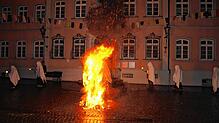 Die Fasnachtsverbrennung in der Waldshuter Kaiserstraße wurde wegen des Krieges in der Ukraine kurzfristig abgesagt. (Archivbild von 2019)