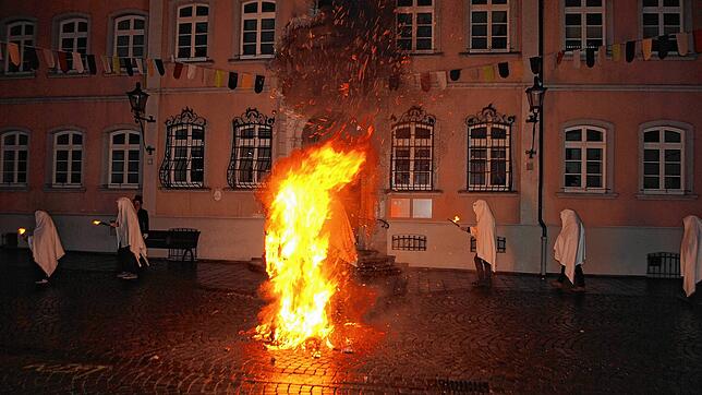 Die Fasnachtsverbrennung in der Waldshuter Kaiserstraße wurde wegen des Krieges in der Ukraine kurzfristig abgesagt. (Archivbild von 2019)