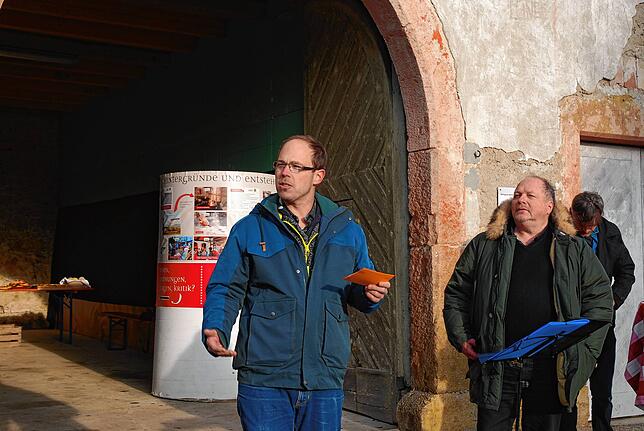 Die beiden Vorsitzenden Michael Ehm (links) und Markus Süß begrüßten die Gäste auf dem Pfarrhof und informierten die Besucher über das ...