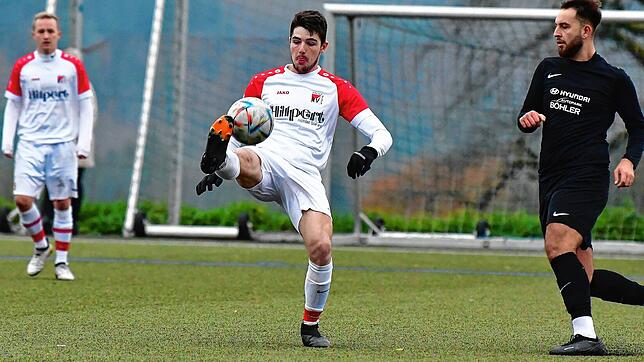 Feste Größe: Jung an Jahren, aber schon wichtiger Bestandteil im Bezirksliga-Team des FC RW Weilheim ist der 19-jährige Julian Emmerich, ...