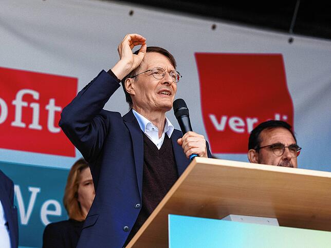 Bild 1: 600 Pflegekräfte demonstrieren vor der Gesundheitsministerkonferenz 1/2