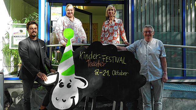 Die Vorbereitungen für das erste Markdorfer Kindertheater-Festival laufen auf Hochtouren (von links): Nico Schneider, Mietermanagement ...