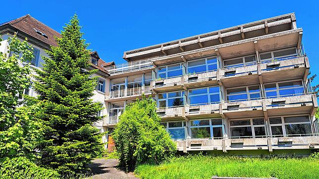 So sieht das alte Krankenhaus in Wehr 2025 aus: Der Neubautrakt aus Nachkriegszeiten – mittlerweile in die Jahre gekommen – diente nur ...