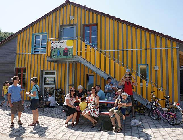Schön bunt: Blick auf eine Außenseite der Scheune im Abenteuerland, das Bild entstand bei der Eröffnungsfeier im Mai 2018. Bild: Ursula ...