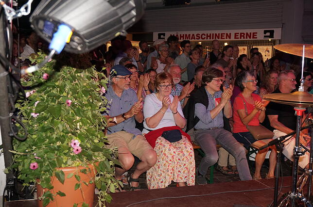 Bild 11: Bilder von den Besuchern beim Tiengener Jazzfest