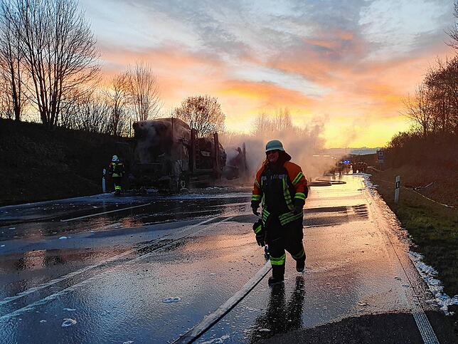 Bild 9: Bilder von Einsatz und Bergung auf der B 31: E-Autos brennen