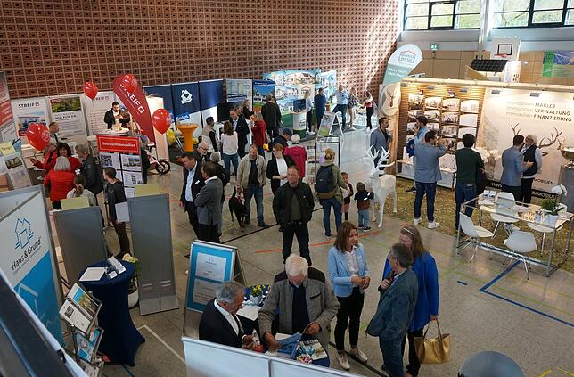 Marktplatz rund um Immobilien: Blick in die Tiengener Stadthalle auf die Stände einiger Aussteller bei der Immo 2023 des SÜDKURIER ...