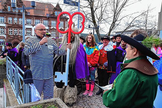 Bürgermeister Michael Rieger (links) übergibt beim Narrengericht auf dem Marktplatz in St. Georgen 2023 die Schlüssel der Stadt.
