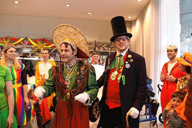 Einmarsch der Narreneltern: Narrenmutter Stefan Mayer (links) und Narrenvater Achim Friesenhagen (rechts).