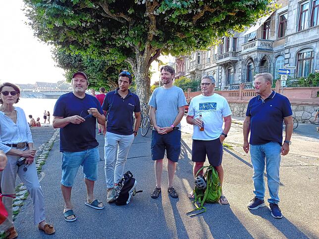 Im Abendlicht stehen interessierte SÜDKURIER-Leser an der Seestraße und machen sich Gedanken über den Tourismus in Konstanz