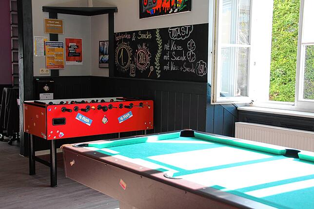 Beim gemeinsamen Tischkickerspielen oder am Billiardtisch formen sich neue Freundschaften.