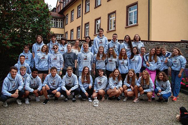 Der Abitur-Jahrgang an St. Ursula freut sich über den erfolgreichen Abschluss.