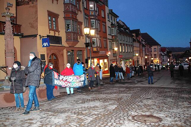 Mit einer Menschenkette sprachen sich viele Einheimische bisher dagegen aus, dass sogenannte Spaziergänger Rottweil als ...