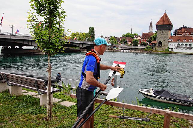 Auch das Ruderblatt wird abgewischt. Solche Sorgfalt wird auf dem Atlantik nicht möglich sein.