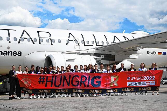 Bei der Ankunft am Rhein-Main-Airport versammelte sich die gesamte Mannschaft nach dem Aussteigen hinter einem Banner mit dem Hashtag ...