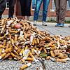 Einen Berg Kippen hat die Projektgruppe jetzt wieder in der Innenstadt aufgesammelt.