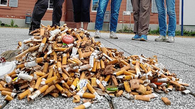 Einen Berg Kippen hat die Projektgruppe jetzt wieder in der Innenstadt aufgesammelt.