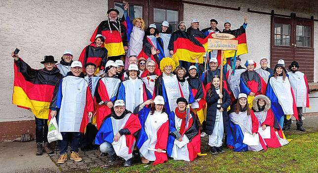 Gäste aus Partnergemeinde La Talaudière mit dem deutschen Partnerschaftskomitee bei dem Umzug in Reckingen.