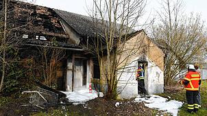 So sah es nach dem Einsatz an einer Lagerhalle in der Worblinger Riedernstraße aus: Der Löschschaum ist noch gut zu erkennen. Bei dem ...