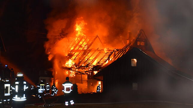 Der Großbrand in Fischbach ist bei den Brandeinsätzen der Gesamtfeuerwehr die größte Herausforderung. Foto: Albert Bantle