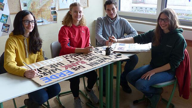 Annika Bauer, Nadine Schlageter, Nicola Koch und Hannah Stolze (von links) sind gemeinsam mit Benjamin Henkes und Jakob Stolze ...
