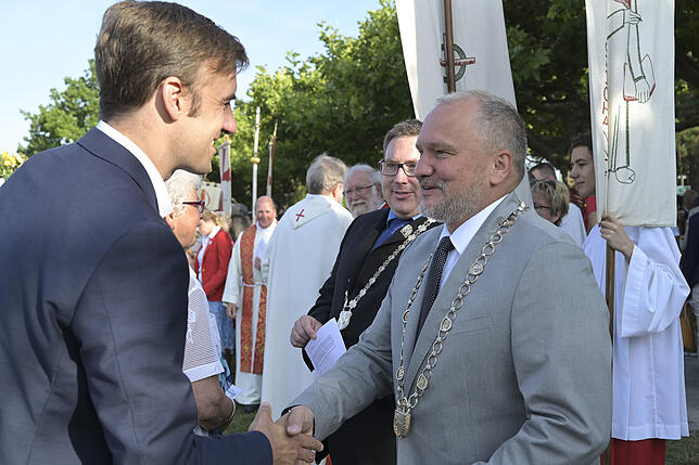 OB Martin Staab (rechts) begrüßt Landrat Zeno Danner (links) der zusammen mit dem Mooser Bürgermeister Patrick Krauss (Hintergrund) über ...
